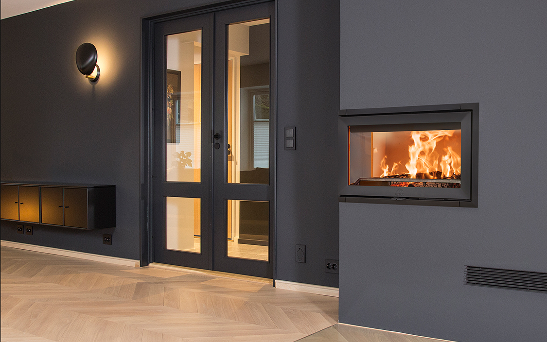 Hout voegt donkere muur in