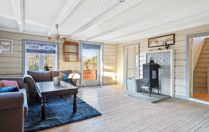 Oude houtkachel Jøtul 606 in een ouder blokhut