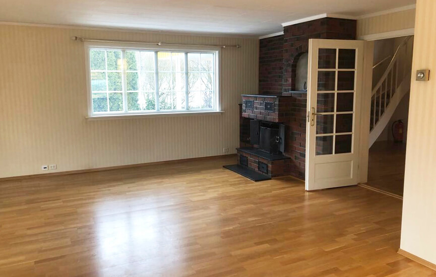 Voor-foto van oude woonkamer met een grote en oude open haard