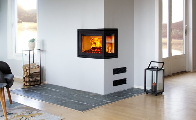 Houten inzetstukken witte muur