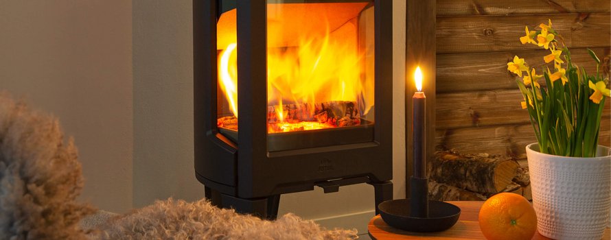 Jøtul F 163 zwarte houtkachel met paasdecor