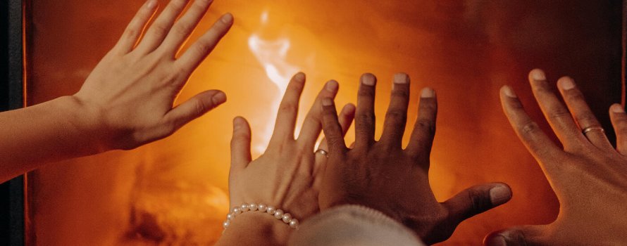 Handen warm houden bij de open haard