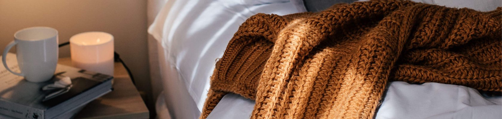 Gezellig dekentje en koffiekopje op bed