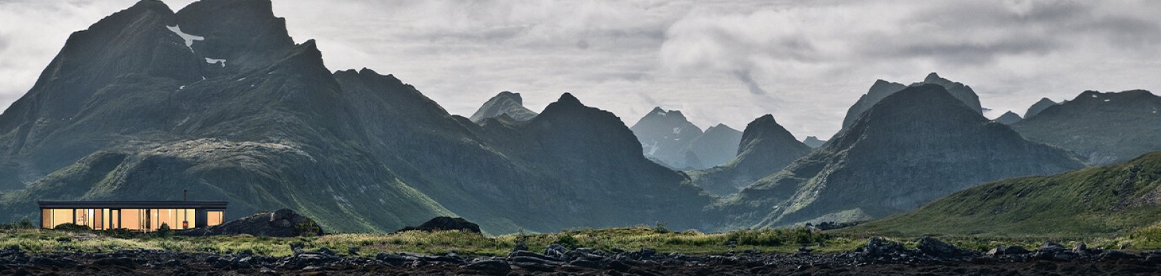 Noorse natuur met moderne hut