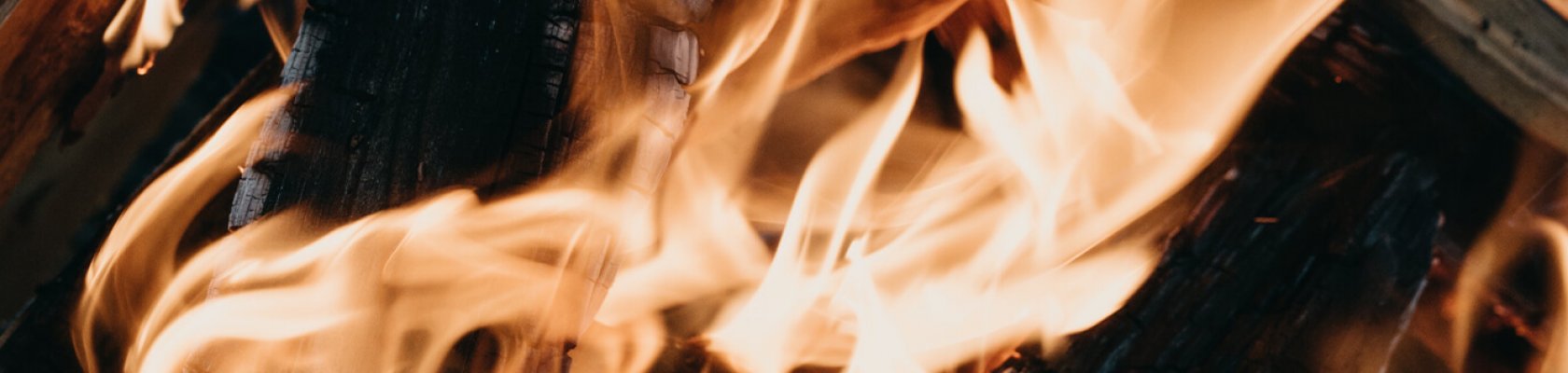 Vlammen in de open haard