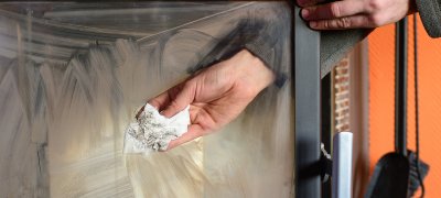 Glas van de kachel schoonmaken