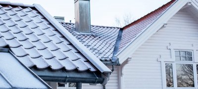 Witte huis met schoorsteen