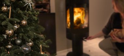 Meisje stookt in een houtkachel