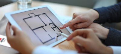 Handen wijzend naar iPad met Jøtul-catalogus