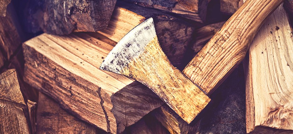 Hout gehakt met een bijl