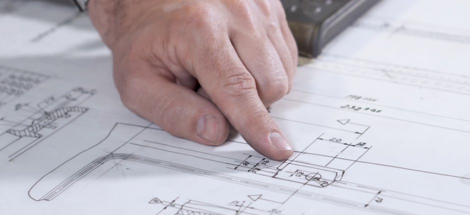 Hand wijzend op procestekeningen