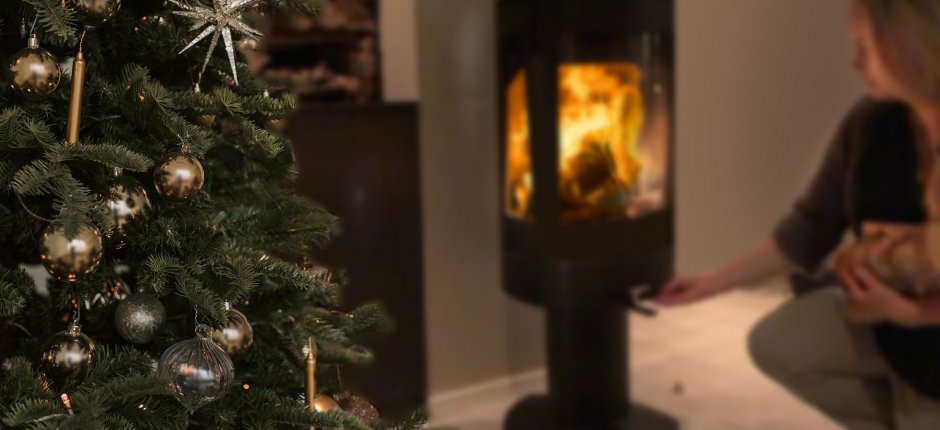 Meisje stookt in een houtkachel