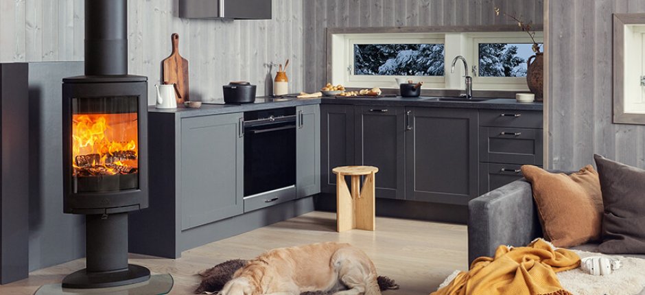Jøtul F 373 Advance zwarte houtkachel in keuken