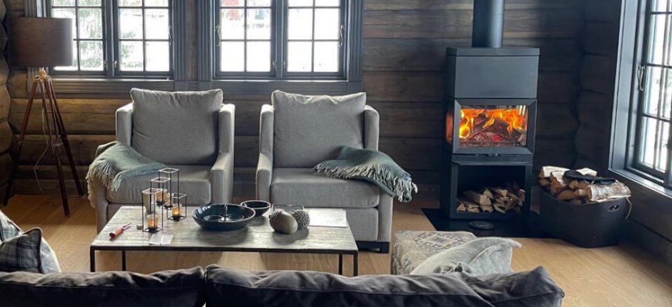 Jøtul F 520 HT sort vedocn i en moderne norsk hytte