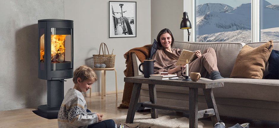 Jøtul F 373 Advance zwarte houtkachel in een Noorse hut