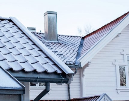 Witte huis met schoorsteen