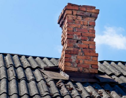 Oude bakstenen bakstenen pijp 