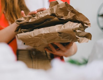 Vrouw met karton in haar handen