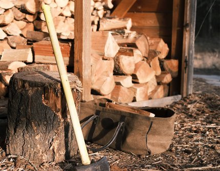 Houten huid met brandhout en bijl