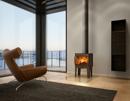 Jøtul F 305 LL zwarte houtkachel op vier poten in moderne woonkamer