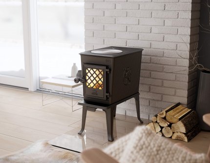 Jøtul F 602 ECO kleine houtkachel met kookplaat in moderne woonkamer