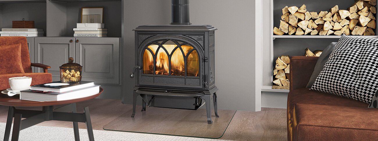 Jøtul F 400 ECO zwarte houtkachel in moderne grijze woonkamer