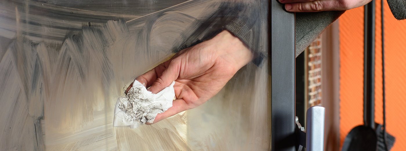 Glas van de kachel schoonmaken
