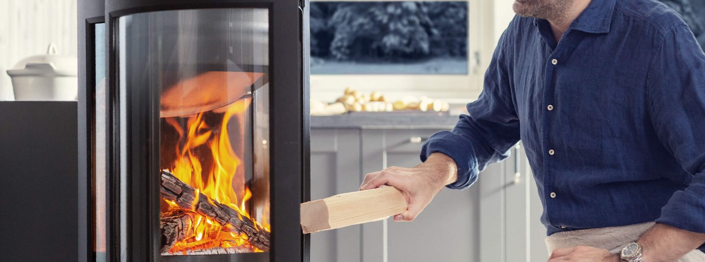 Man schiet in een Jøtul-haard