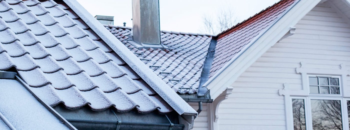 Witte huis met schoorsteen