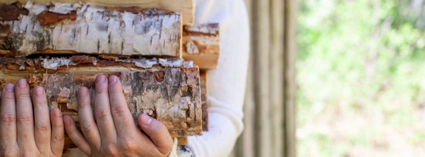 Meisje dat hout draagt