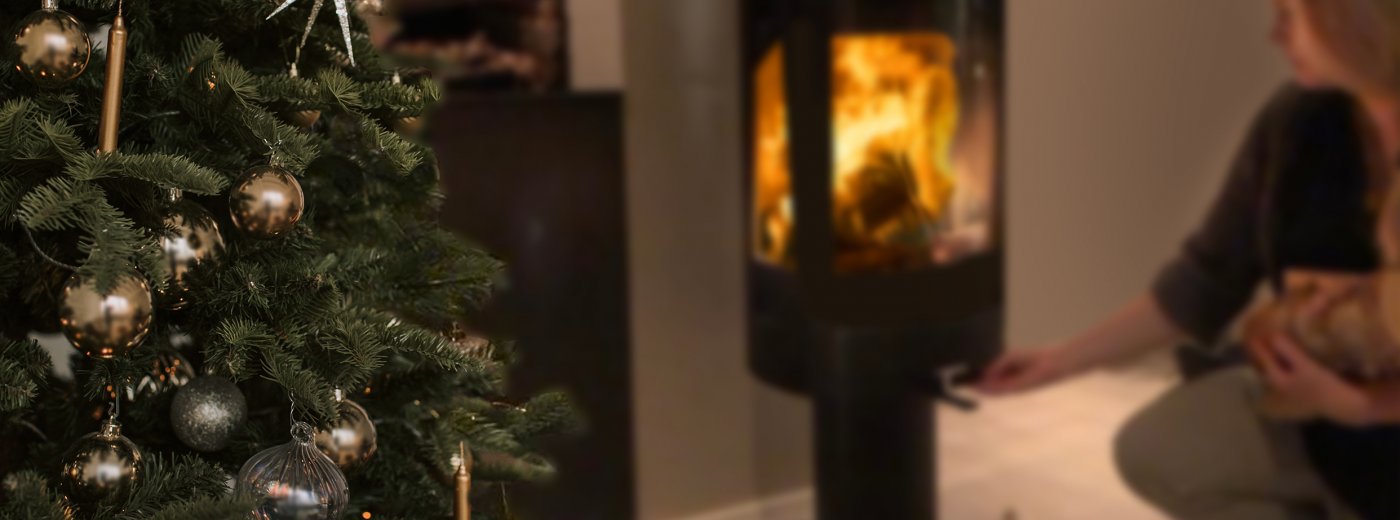 Meisje stookt in een houtkachel