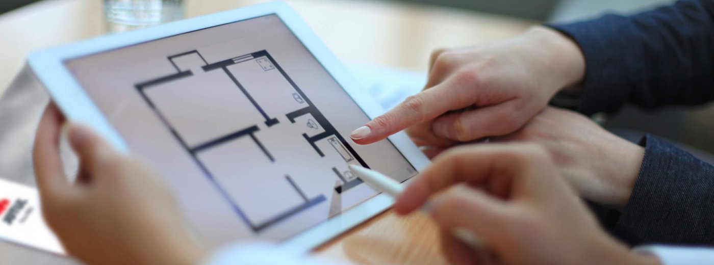 Handen wijzend naar iPad met Jøtul-catalogus