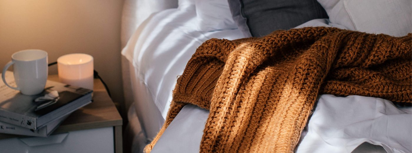 Gezellig dekentje en koffiekopje op bed