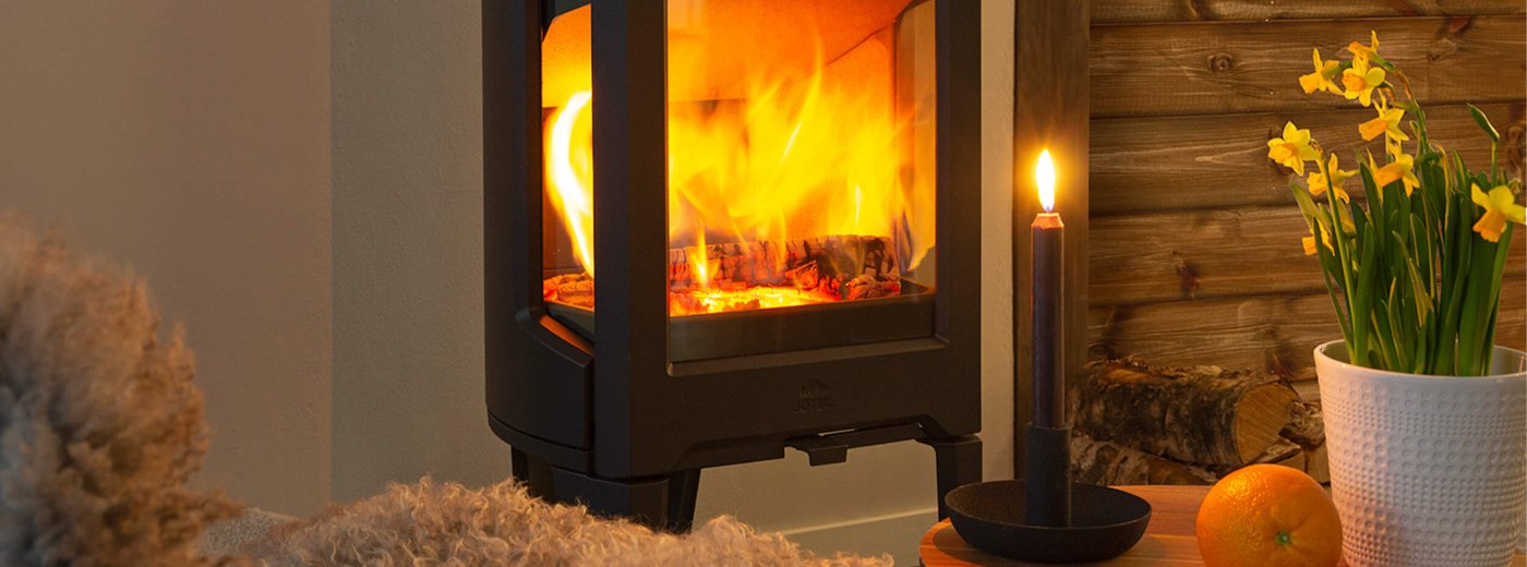 Jøtul F 163 zwarte houtkachel met paasdecor