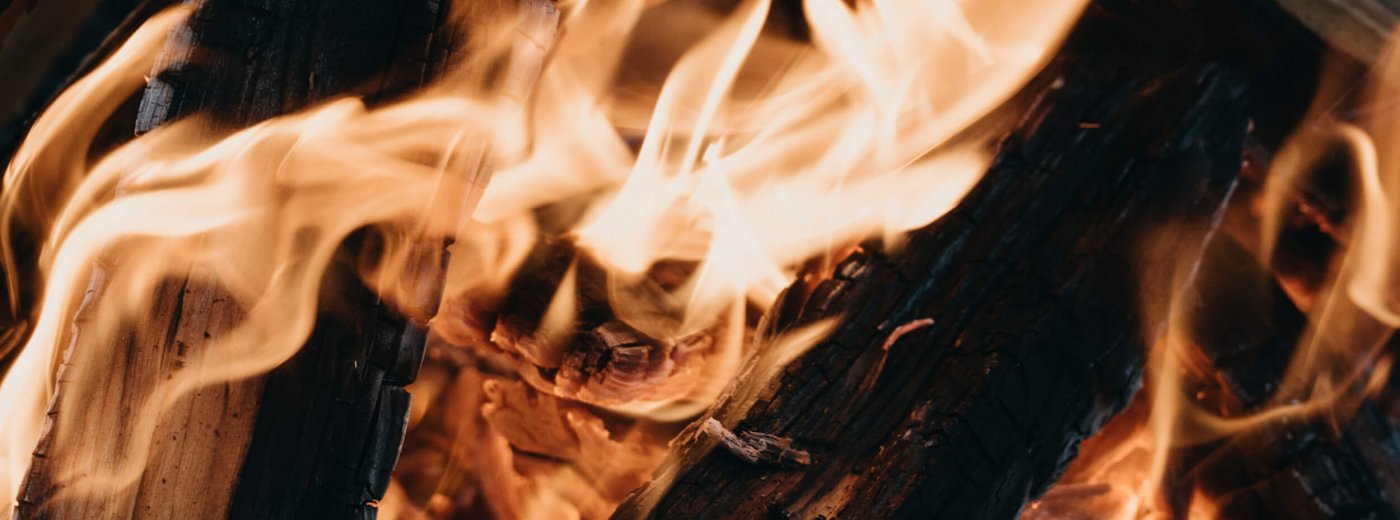 Vlammen in de open haard