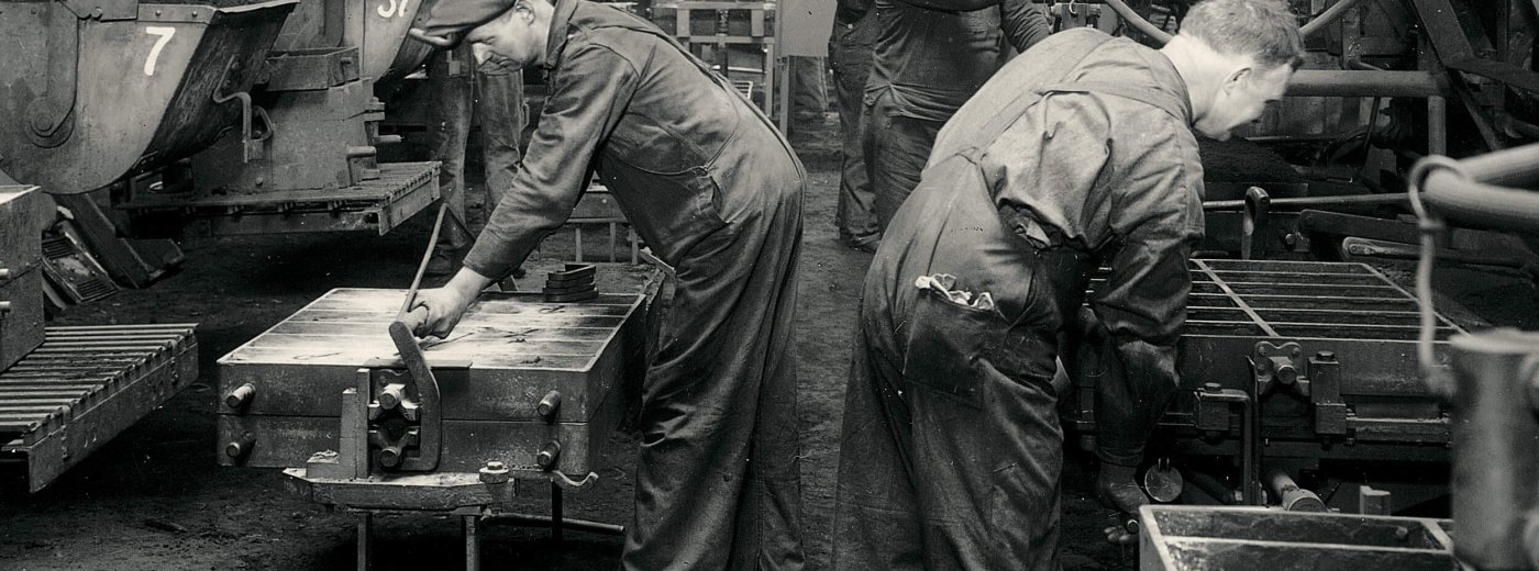 Oude foto van mannen aan het werk in de Jøtul-fabriek