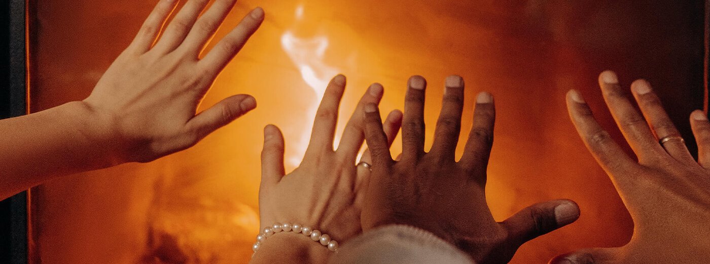 Handen warm houden bij de open haard