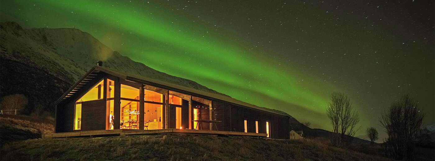 Moderne hut in de avond met noorderlicht