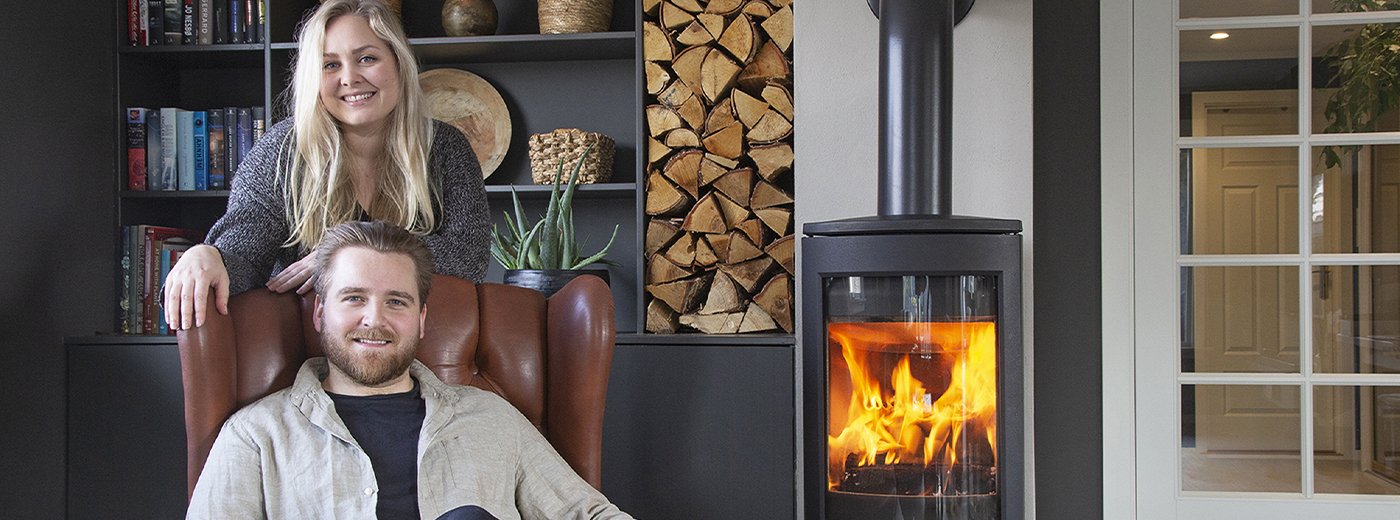 Man en vrouw voor de Jøtul F 373 Advance houtkachel