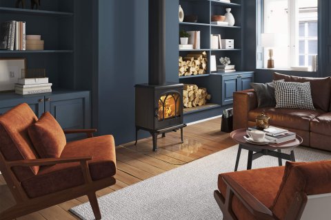 Jøtul F 200 zwarte houtkachel voor blauwe muur